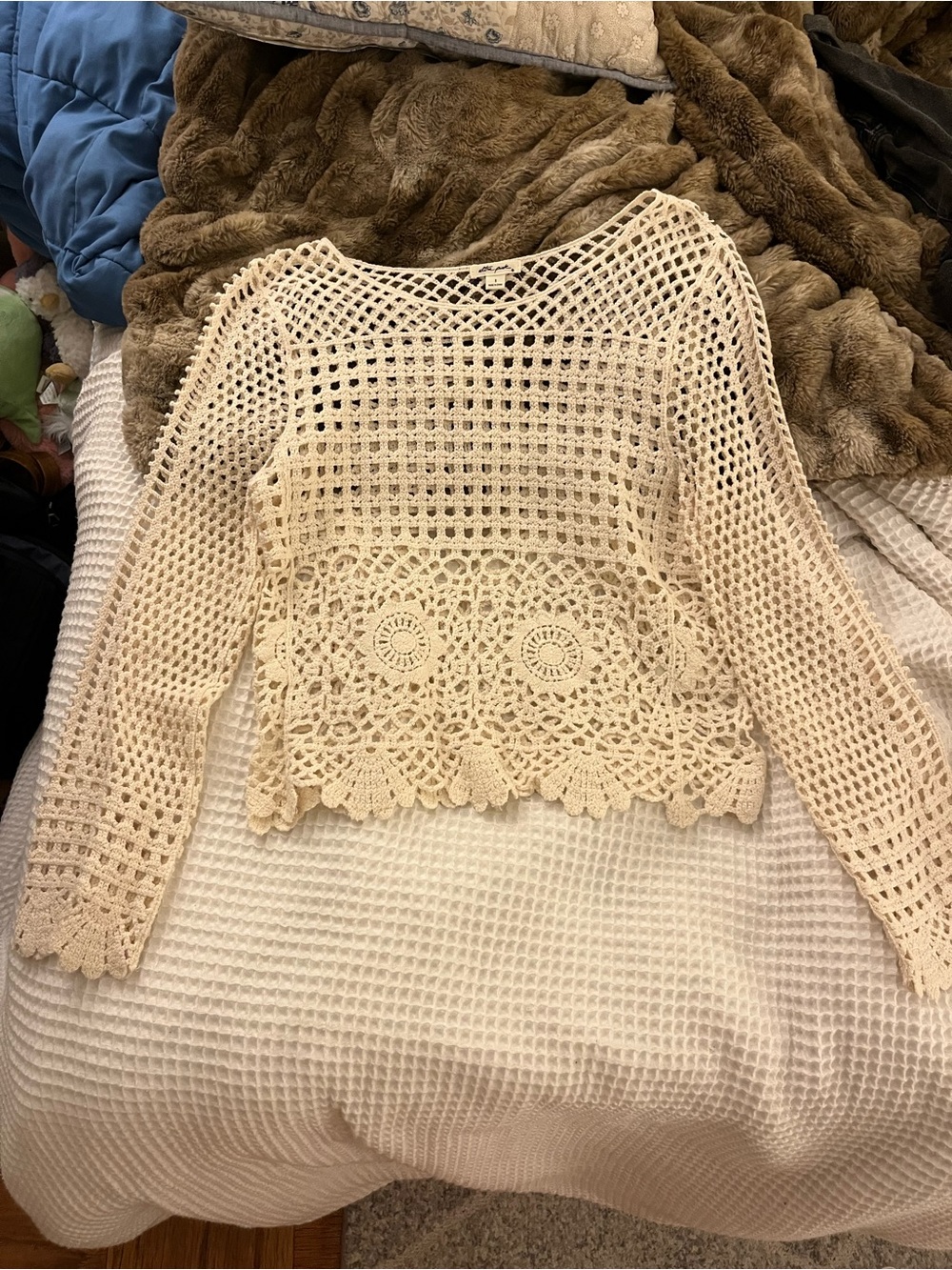 Ultra Pink Cream Crochet Long-Sleeve Crop Top